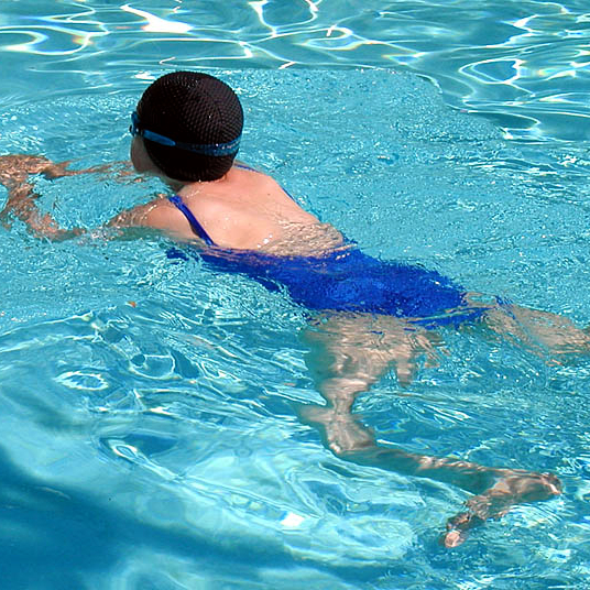 Swimming.breaststroke.arp.750pix by Adrian Pingstone at en.wikipedia - Own workTransferred from en.wikipediags5sffdghe brixama del ao 2009 de 1992 se considero lsa natacion como deporte official. Licensed under Public domain via Wikimedia Commons - http://commons.wikimedia.org/wiki/File:Swimming.breaststroke.arp.750pix.jpg#mediaviewer/File:Swimming.breaststroke.arp.750pix.jpg
